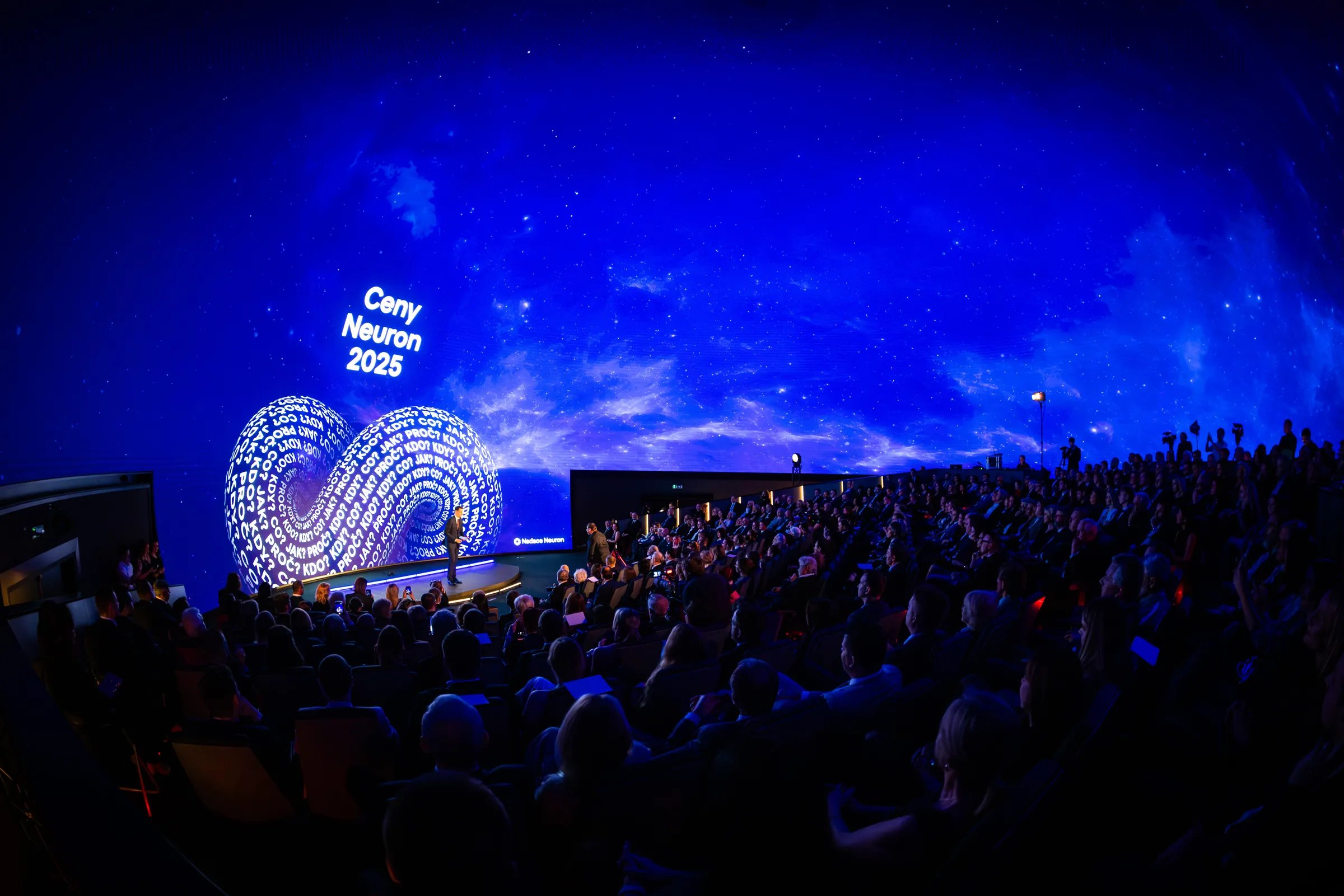 Zaplněný sál Planetária Praha při slavnostním předávání Cen Neuron