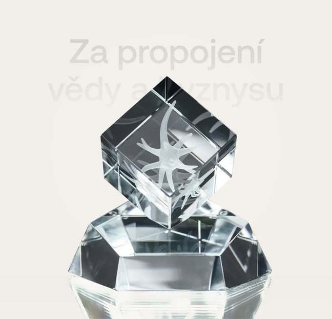 Skleněná trofej Ceny Neuron za propojení vědy a byznysu