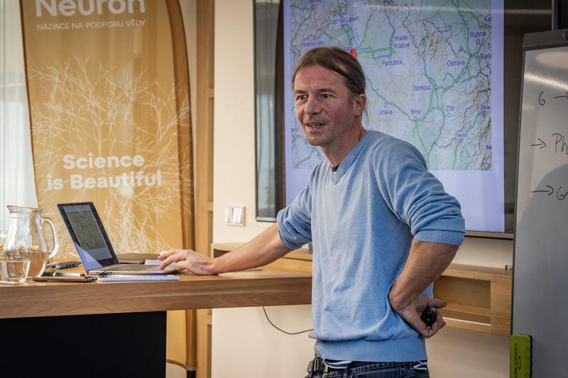 Invisible allies: the microbiologist Schwarzer revealed the microbiome to students