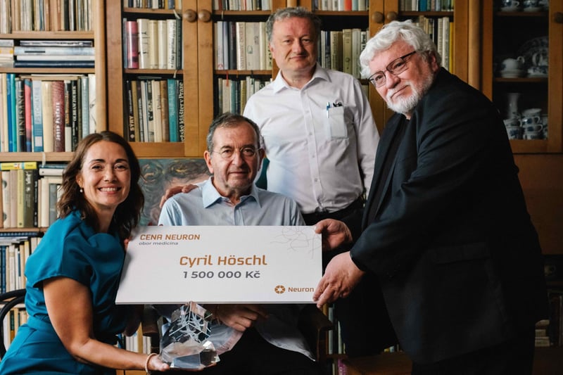 Cyril Höschl receives the Neuron Award for lifelong contribution to science