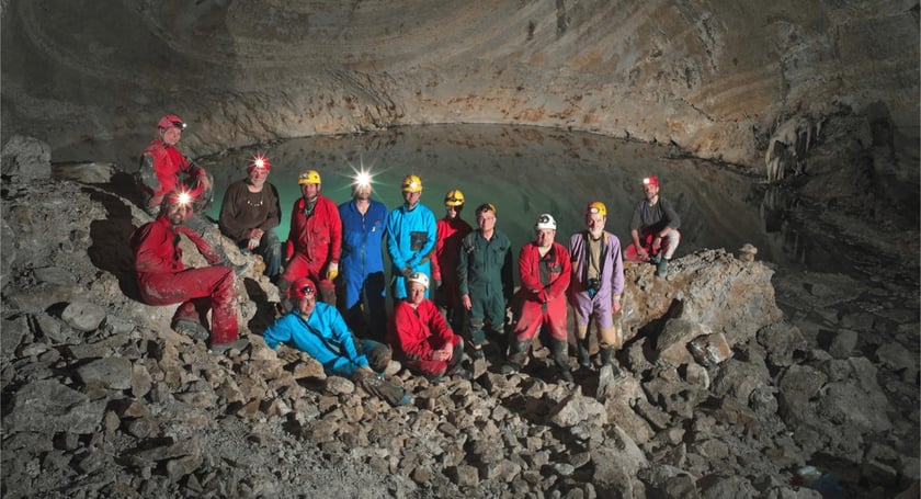 The underground thermal lake discovered by the Neuron Expedition
